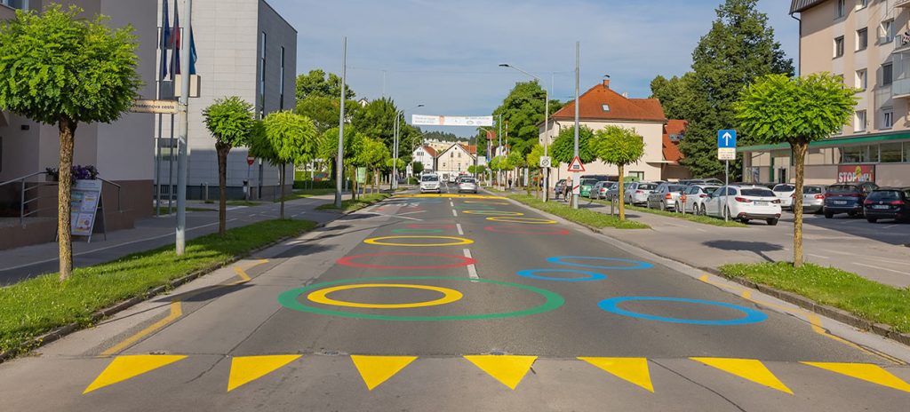 Sichere Schulwege durch hochwertige Fahrbahnmarkierungen